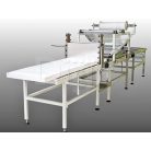 Stroj na nanášanie penovej vrstvy s aplikátorom sieťoviny